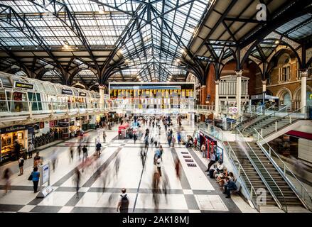 Londra, Inghilterra, 29 giugno 2018: la gente camminare nell'atrio principale della stazione di Liverpool Street, Londra, Inghilterra Foto Stock