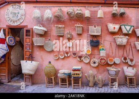 Souvenir cesti in vimini nella Medina di Marrakech, Marocco, Africa del Nord Foto Stock