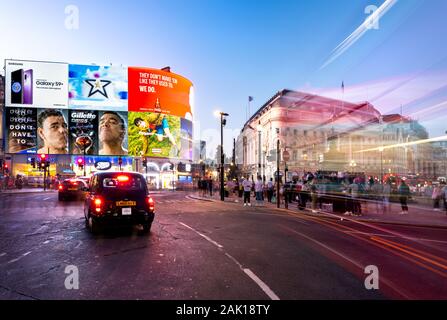 Londra , Inghilterra, UK-Giugno 29, 2018: famosi Piccadilly Circus insegne al neon brilla di notte. Questi segni sono diventati una delle principali attrazioni di Londra Foto Stock
