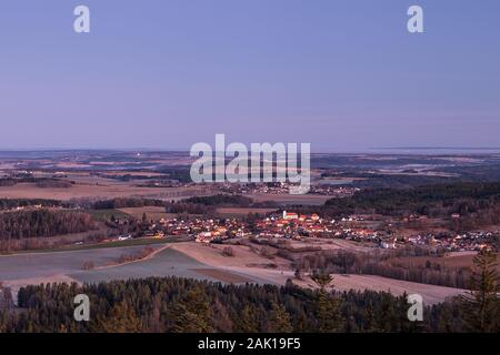 Villaggio della Boemia meridionale con chiesa - di notte - prima dell'alba, paesaggio rurale con foreste, campi e prati intorno (Sobenov, repubblica Ceca) Foto Stock