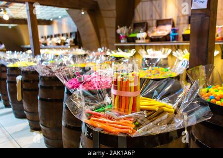 Negozio di pasticceria in stile retrò. Caramelle colorate e dolci in barili di legno Foto Stock