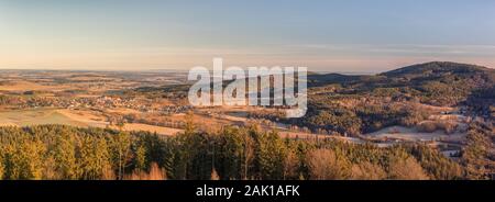 paesaggio panoramico con villaggi, foreste, prati, campi e colline, cielo blu Foto Stock