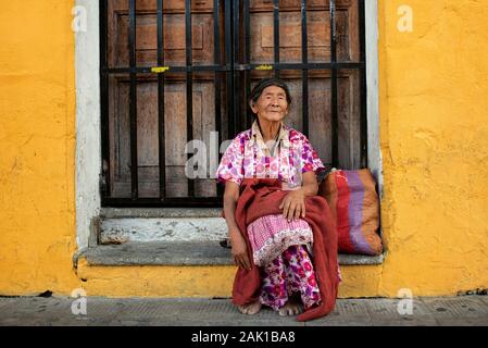 Ritratto di un nativo, donna anziana in Antigua, Guatemala. Dic 2018 Foto Stock