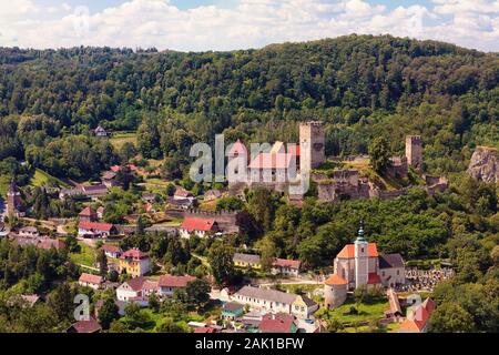 Burg Hardegg - un castello nella Bassa Austria. Woodland in giro, giornata estiva con cielo blu con nuvole bianche. Foto Stock