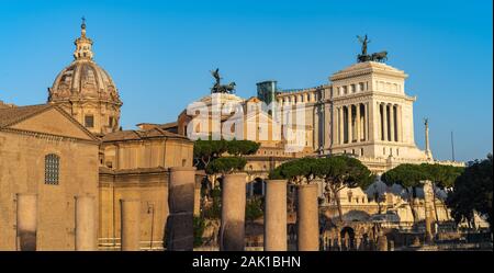 Belle foto di viaggio di Roma - cupola della basilica e Vittorio Emanuele II Monumento Nazionale durante belle giornate di sole. Foto Stock