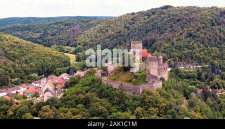 Burg Hardegg - un castello nella Bassa Austria. Woodland in giro, giornata estiva con cielo blu con nuvole bianche. Foto Stock