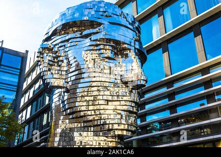 Praga, Repubblica Ceca - 26 Ottobre 2019: la testa di Franz Kafka, noto anche come la statua di Kafka. Scultura all'aperto dall'artista David Cerny, situat Foto Stock