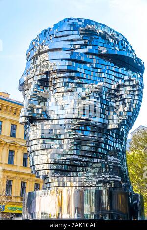 Praga, Repubblica Ceca - 26 Ottobre 2019: la testa di Franz Kafka, noto anche come la statua di Kafka. Scultura all'aperto dall'artista David Cerny, situat Foto Stock