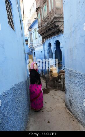 Le strade strette nella città blu di Jodhpur, India. Foto Stock