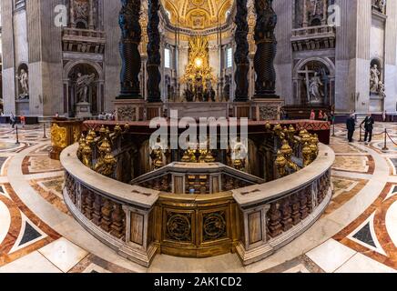 Città del Vaticano - Vaticano - Settembre 17 2019: Bellissimo panorama interiore della Basilica di San Pietro Foto Stock