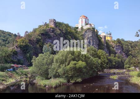 Vranov nad Dyji Chateau - Barocco (parti in gotico e rinascimentale) castello sulla roccia si trova sul fiume Dyje (Thaya) Foto Stock