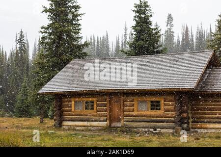 Elizabeth Parker capanna in una tempesta di neve nel lago O'Hara area del Parco Nazionale di Yoho, in settembre, British Columbia, Canada Foto Stock