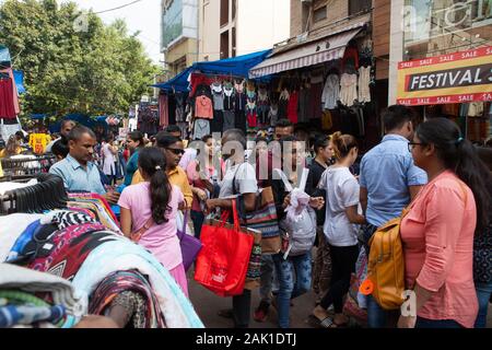 Il mercato del Sarojini Nagar quartiere di Delhi Foto Stock