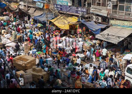 Congestionata strada di Sadar Bazaar nella vecchia città di Delhi, India Foto Stock