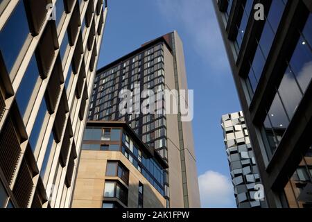 I City Lofts e lo skyline del centro di Sheffield, Inghilterra Regno Unito alti edifici della città interna, la torre St Pauls, l'architettura dei blocchi di appartamenti Foto Stock