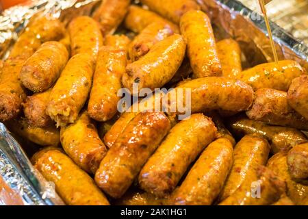 Salsicce tailandese nel mercato della città di Chiang Mai Foto Stock