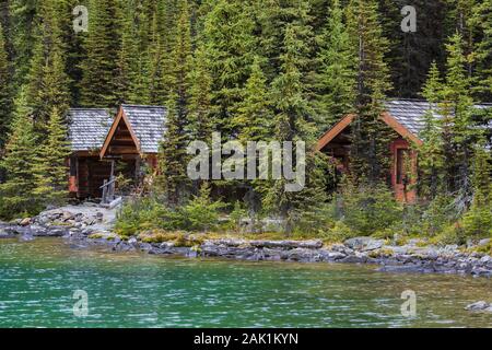 Cabine di fronte lago sul lago O'Hara Lodge nel Parco Nazionale di Yoho, British Columbia, Canada Foto Stock