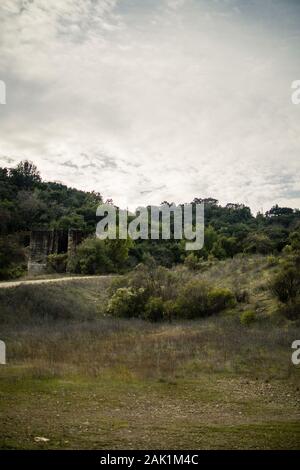 Rovine della miniera di El Senador, miniera di New Almaden Quicksilver (Mercury), vicino a San Jose, California. Sito dell'attività mineraria più redditizia di CA. Foto Stock