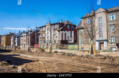 Aprile 23, 2019. Tallinn, Estonia. La ricostruzione di una vecchia strada con case in legno a Tallinn. Foto Stock