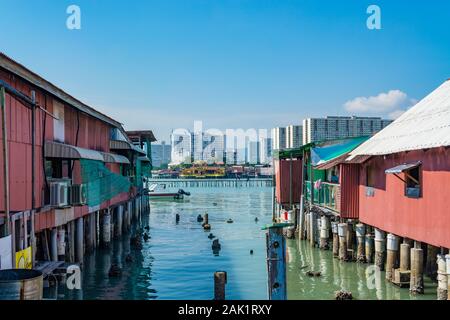 Vecchia e nuova vista di Georgetown Penang dal clan pontili Foto Stock