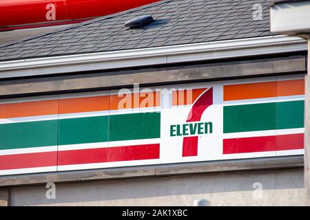 Calgary, Alberta. In Canada. Jan 6, 2020. Un Close-up di un 7 undici segno. 7-Eleven combatte contro un proprietario giapponese che ha preso un giorno di riposo. A titolo illustrativo Foto Stock