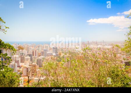 Sulla cima della montagna che domina la città su un giorno di sole Foto Stock