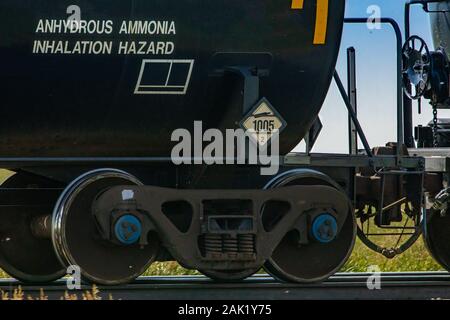 In prossimità della macchina di serbatoio di un canadese di treni merci con 1005 segno di avvertimento. Segno indica il trasporto di liquido tossico con pericolo di inalazione. Foto Stock