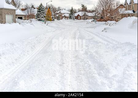 Tipica strada canadese scena dopo la nevicata Foto Stock