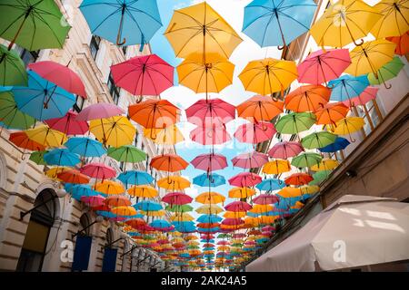 Ombrelloni colorati street Strada Alba Iulia in Timisoara, Romania Foto Stock