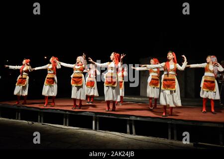 Albanese ballerini folk con costumi tradizionali, celebrando il Ramadan a Skopje in Macedonia Foto Stock