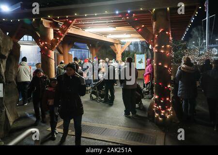 Di West Orange, nel New Jersey 28 Dicembre 2019:Prendere un inverno passeggiate attraverso la contea di Essex Turtle Back Zoo questa stagione di festa sotto le luci scintillanti Foto Stock