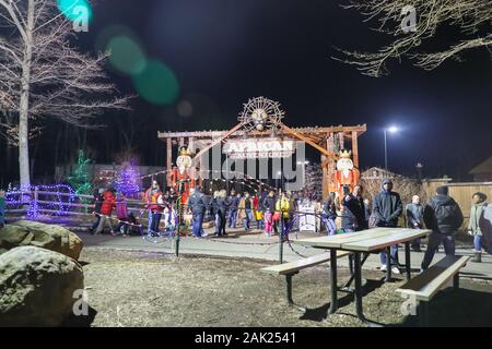 Di West Orange, nel New Jersey 28 Dicembre 2019:Prendere un inverno passeggiate attraverso la contea di Essex Turtle Back Zoo questa stagione di festa sotto le luci scintillanti Foto Stock