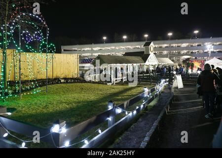 Di West Orange, nel New Jersey 28 Dicembre 2019:Prendere un inverno passeggiate attraverso la contea di Essex Turtle Back Zoo questa stagione di festa sotto le luci scintillanti Foto Stock