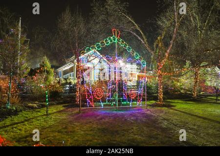 Di West Orange, nel New Jersey 28 Dicembre 2019:Prendere un inverno passeggiate attraverso la contea di Essex Turtle Back Zoo questa stagione di festa sotto le luci scintillanti Foto Stock