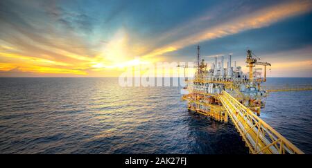 Vista panoramica di olio impianto di perforazione nel golfo Foto Stock