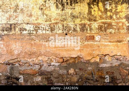 Grunge vecchio muro in mattoni di colore giallo di sfondo e texture. Foto Stock