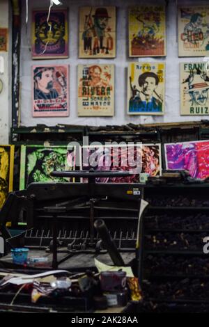 Carteles de 'La Linterna', la vecchia fabbrica di poster in Barrio San Antonio, Cali, Colombia Foto Stock