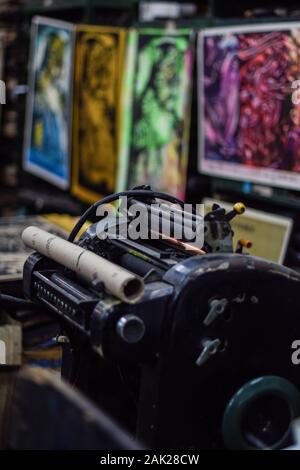 Opera dell artista colombiano Bastardilla stampati a Carteles de 'La Linterna', la vecchia fabbrica di poster in Barrio San Antonio, Cali, Colombia Foto Stock