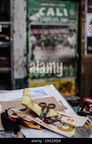 Carteles de 'La Linterna', la vecchia fabbrica di poster in Barrio San Antonio, Cali, Colombia Foto Stock