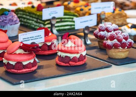 Ispahan rose, litchi e lampone macaron torta a L'eto caffe vetrina. Kings Road, Londra. Inghilterra Foto Stock