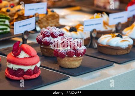 Crostata di lamponi a L'eto caffe vetrina. Kings Road, Londra. Inghilterra Foto Stock