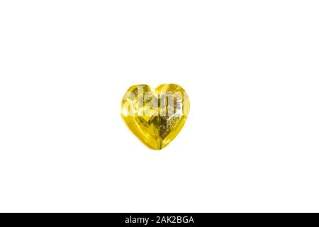 Cuore giallo issolated pietra su sfondo bianco Foto Stock