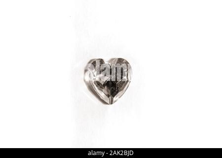 Argento a forma di cuore issolated diamante su sfondo bianco Foto Stock