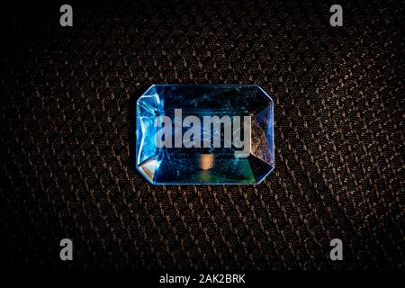 Zaffiro Blu gem pietra su sfondo nero Foto Stock