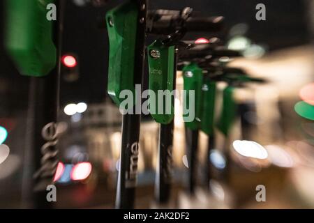 Berlino, Germania. 06 gen, 2020. E-scooter della "società calce' sono parcheggiato di fronte alla Porta di Brandeburgo in tarda serata. Credito: Paolo Zinken/dpa/Alamy Live News Foto Stock