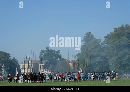 Rievocazione in Gloucester Park di una guerra civile inglese battaglia utilizzando la fanteria, artiglieria e della cavalleria Foto Stock