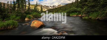 Colorado panorama delle montagne rocciose e i picchi indiano deserto e un flusso dal lungo lago Foto Stock