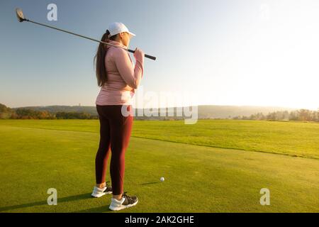 Professional donna golf giocatore pronto per la competizione sul campo da golf Foto Stock