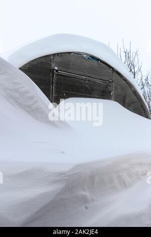 La serra nel cortile era coperto di neve. Foto Stock