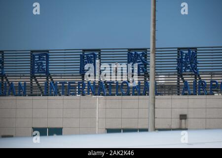 Taoyuan International Airport Billboard Signage Sul Tetto, Con Uomo Che Lavora - Taipei, Taiwan Foto Stock